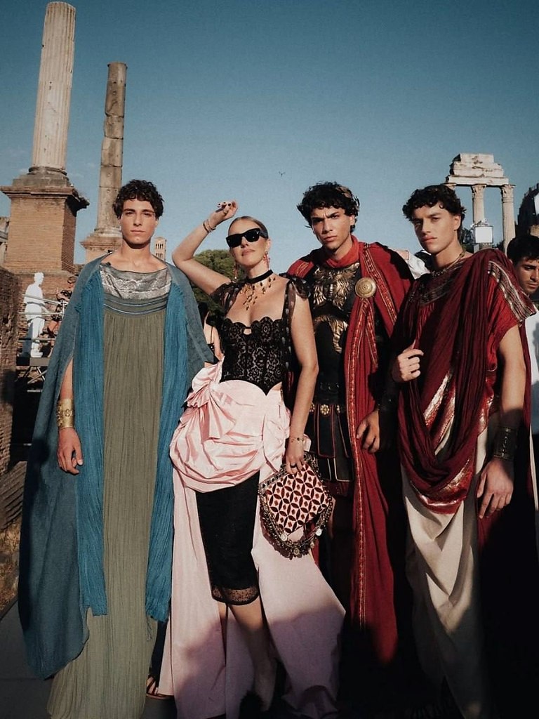 Ксения Собчак на показе Dolce & Gabbana в Риме.Стрем или норм? - 3