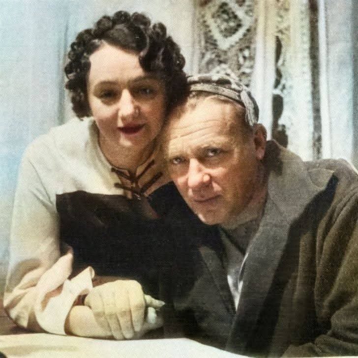«Это водка? — слабо спросила Маргарита. Кот подпрыгнул на стуле от обиды. — Помилуйте, королева, — ...
