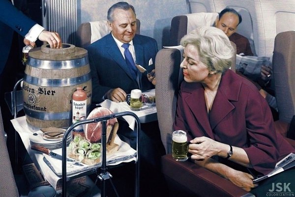 Cтюардесса aвиакомпании Lufthansa подает разливное пиво с ветчиной во врeмя полета в 1960-м году.