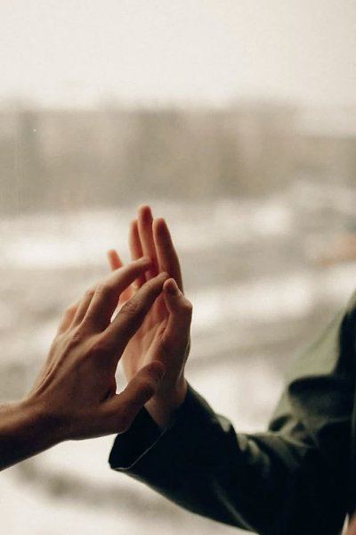 Ты прекрасная, нежная женщина, Но бываешь сильнее мужчин. Тот, кому ты судьбой обещана, На всю жизнь ...