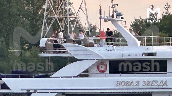 Канье Уэст, Егор Крид и Гоша Рубчинский вместе отдыхают на яхте на Москве-реке.Они вместе с командой ... - 2