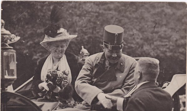 1914. Сараево. Австро-венгерский эрцгерцог Франц Фердинанд и его жена эрцгерцогиня Софи незадолго до ...