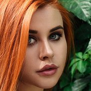 LAURA, 19 , 
