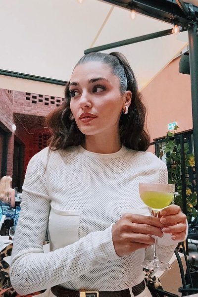 30-летняя актриса Ханде Эрчел стала новым источником вдохновения для турецких сериалов. Сегодня всё ... - 2