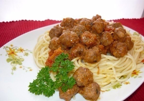 СПАГЕТТИ С СОУСОМ ИЗ ФРИКАДЕЛЕК.Нам потребуется:мясной фарш – 500 гяйцо – 1 штлук – 1 штморковь – 1 ...