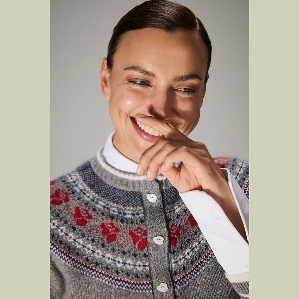 Ирина Шейк, полная радости, позирует в наряде от Thom Browne для нового выпуска журнала The Travel ... - 7