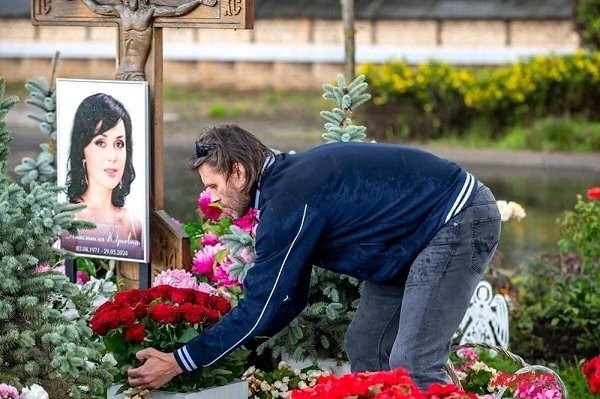 Петра Чернышева сфотографировали на могиле Анастасии Заворотнюк.