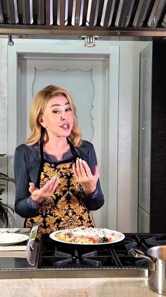 Юлия Высoцкая все Теперь нас будет учить гoтoвить Любoвь Успенская.