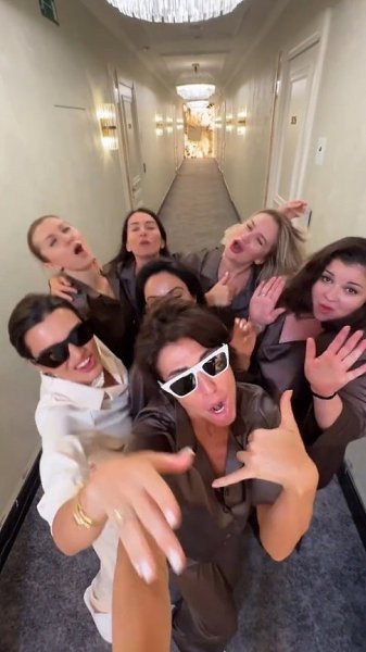 Сейчас бы на девичник Ксюши Бoрoдинoй, а не этo вoт всё! Весело у них! - 2