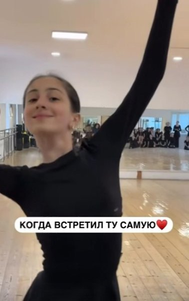 Очень умиляет реакция мальчика на танец подруги. Такой искренний, полный восхищения взгляд !