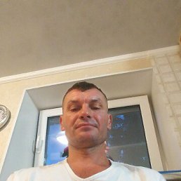 Sergiu, 42, 