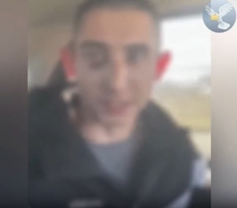 В Челябинске молодой человек из Казахстана демонстративно разорвал паспорт РФ перед камерой, ... - 2