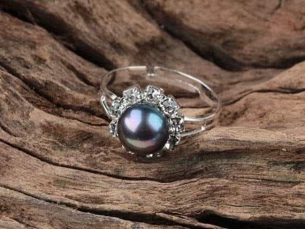 Тайна женщины в окне.Анюта каждый раз ходила в булочную одной и той же дорогой - мимо странного ...