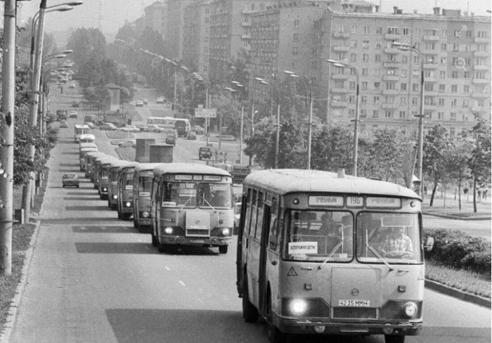 В пионерский лагерь... У каждого завода был свой пионерский лагерь. На летнее время приглашали в ...