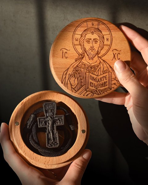 Крест из чёрного блэквуда. Без лишнего блеска, с именной молитвой «Огради мя» на обратной стороне. ... - 2