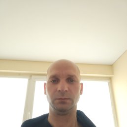 Darius, 44, 