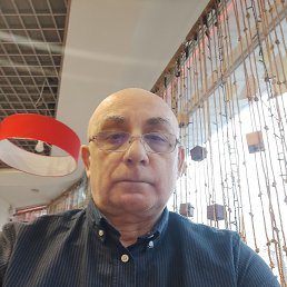 Yuri, 58, 