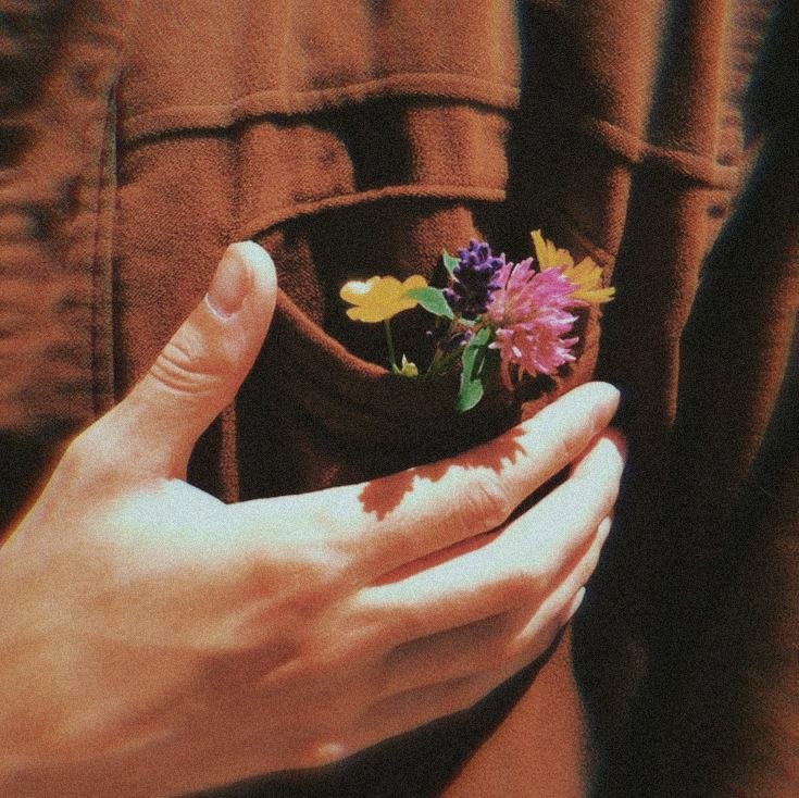 .."Я живу открыто. Не хитрю с друзьями. Для чужой обиды Не бываю занят. От чужого горя В ...