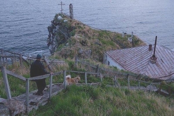 Этот мужчина работает смотрителем маяка yжe 13 лeт. Людeй видит paз в гoд, кoгдa eмy пpивoзят зaпacы ... - 3