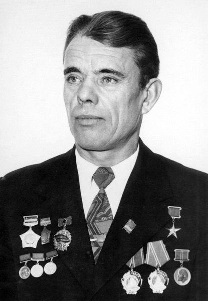 Николай Михайлович Семёнов (28 ноября 1935 года-14 сентября 2009 года) — тракторист-комбайнёр ...