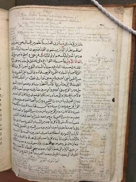 :) Старинная арабская книга в Оксфорде, на полях которой есть написанный от руки английский ...