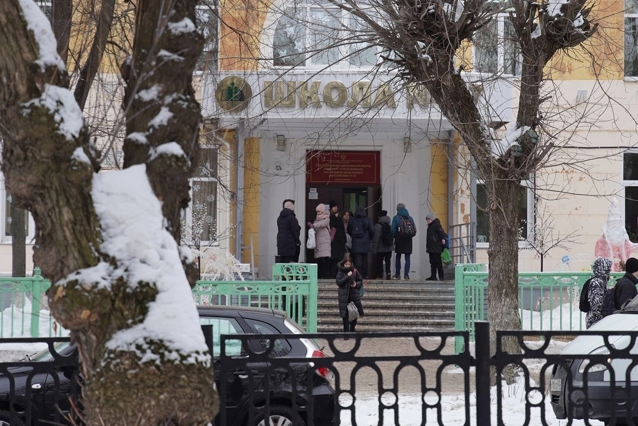 Эвакуация. Гимназия 175 стрельба памятники погибших. Гимназия 175 стрельба памятники погибших. Новости трагедия в брянской гимназии. В брянске эвакуировали школу.