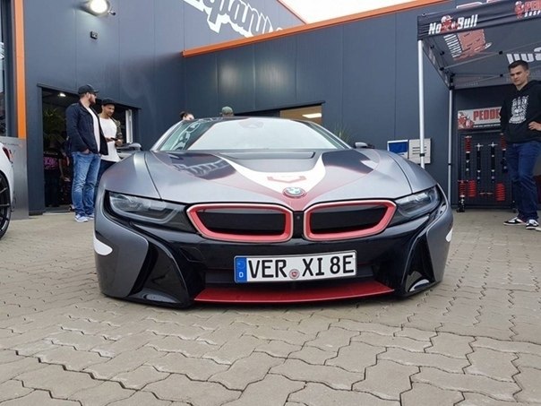 BMW i8 on air