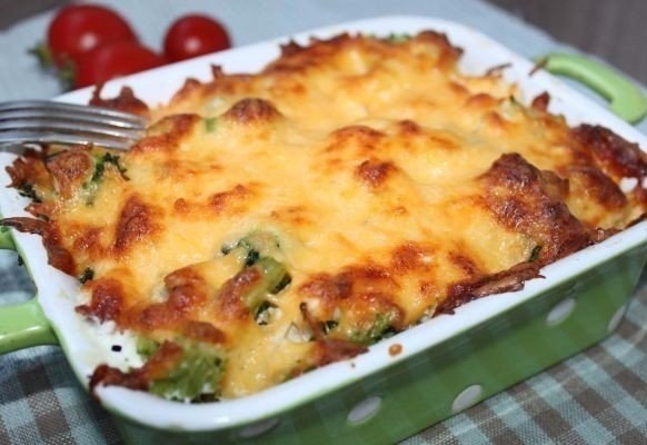 Курица с брокколи, запеченная под сливочным соусом.Ингредиенты:Куриная грудка или куриное филе — 1 ...