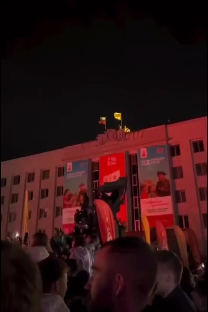 Певица Максим так хорошо выступала на Дне Города в Ставрополе, что в пляс пустились даже снайперы на ... - 2