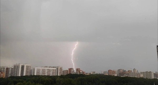 Сегодня на станицу обрушилась непогода. В Москве и Подмосковье поднялся сильный ветер, начала ... - 4