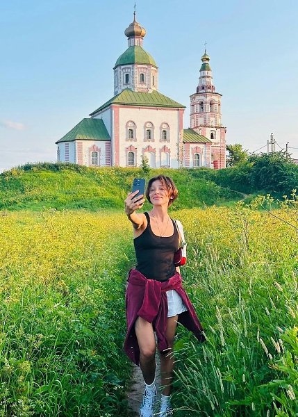 Недавно Настя Ивлеева изменила цвет волос и стала брюнеткой, о чём рассказала в своих социальных ... - 2