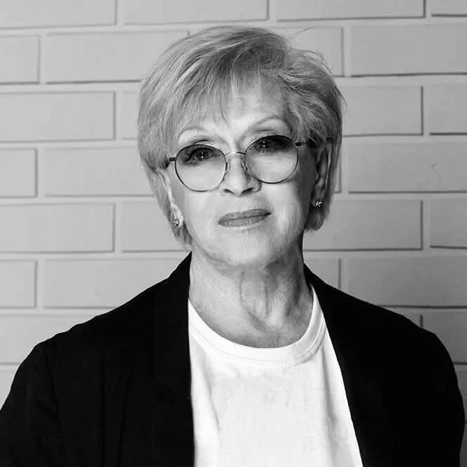 :) «Любовь – единственная сила на земле, которая умножается, когда мы ею делимся. Не надо скупиться ...