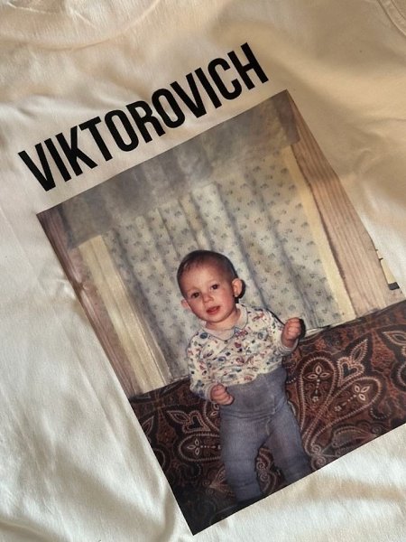 Когда он увидел эту футболку, просто засмеялся: «Я же тогда даже без передних зубов был!» Смешное, ...